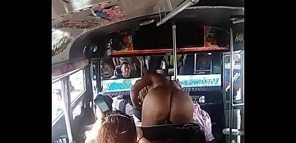  El culo de mily la conejita en el bus